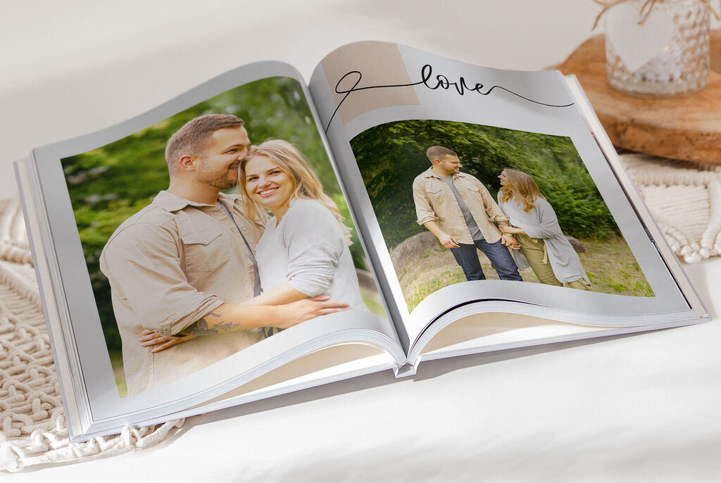 Otvorená fotokniha ukazuje šťastné páry a láskyplné momenty v prírode.