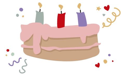  Starostlivo pripravená narodeninová torta s farebnými sviečkami. 