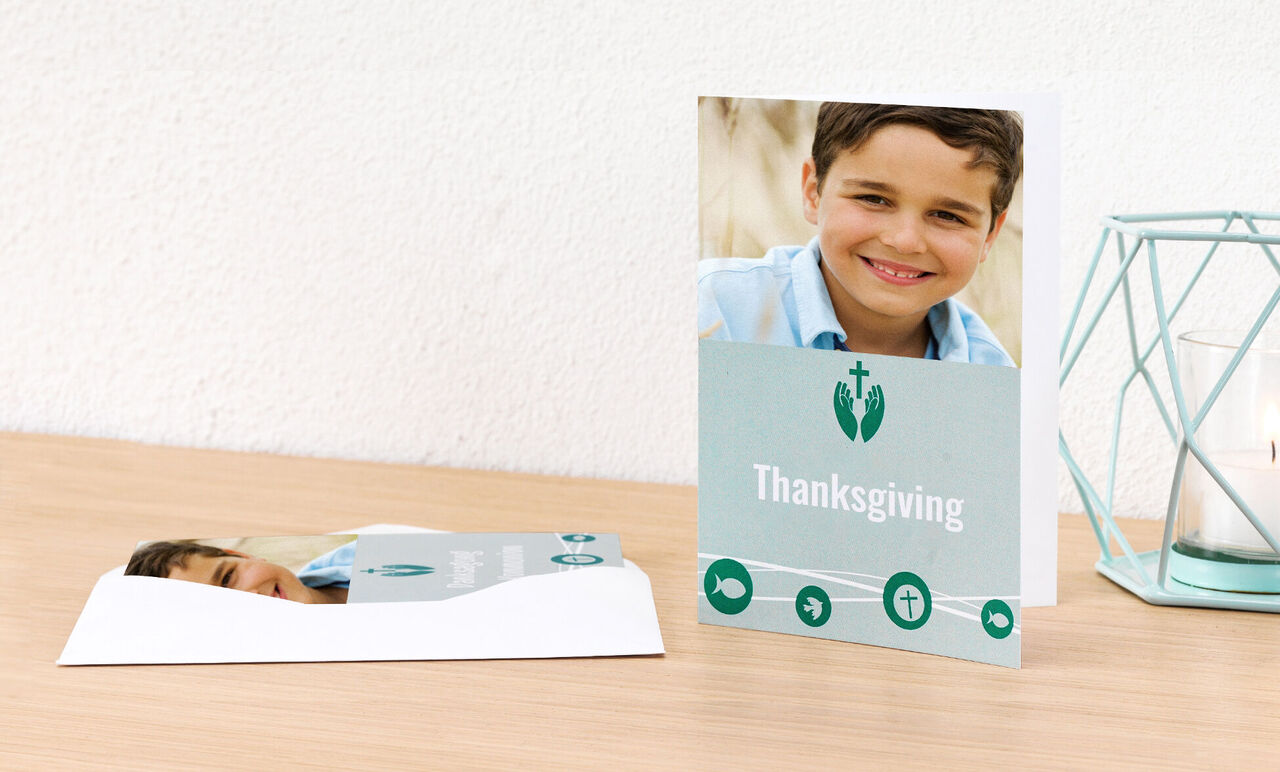CEWE pohľadnica s nápisom 'Thanksgiving' na stole.