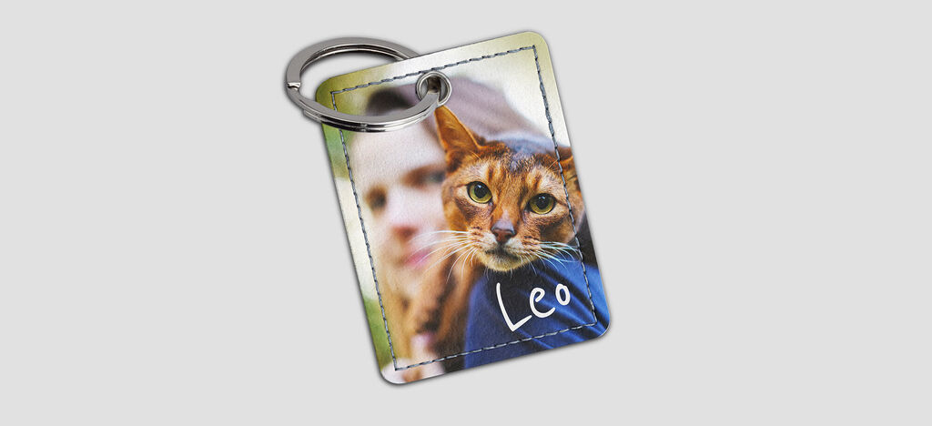 Farebná kľúčenka s fotkou a menom Leo.