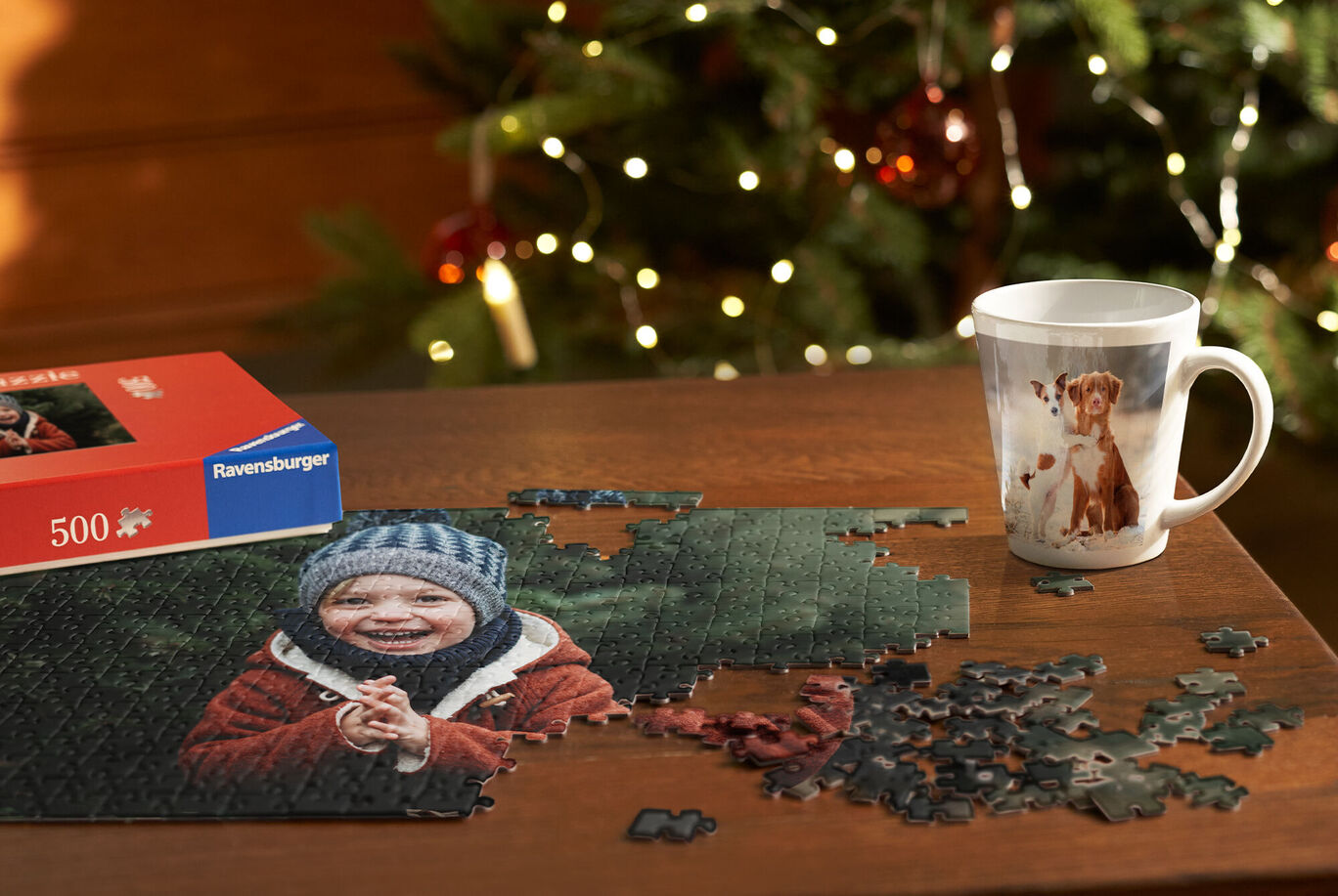 Nedokončené puzzle s kávou na stole.