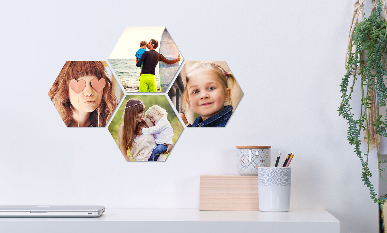 Šesťhranná fotokoláž s rodinnými fotkami na stene