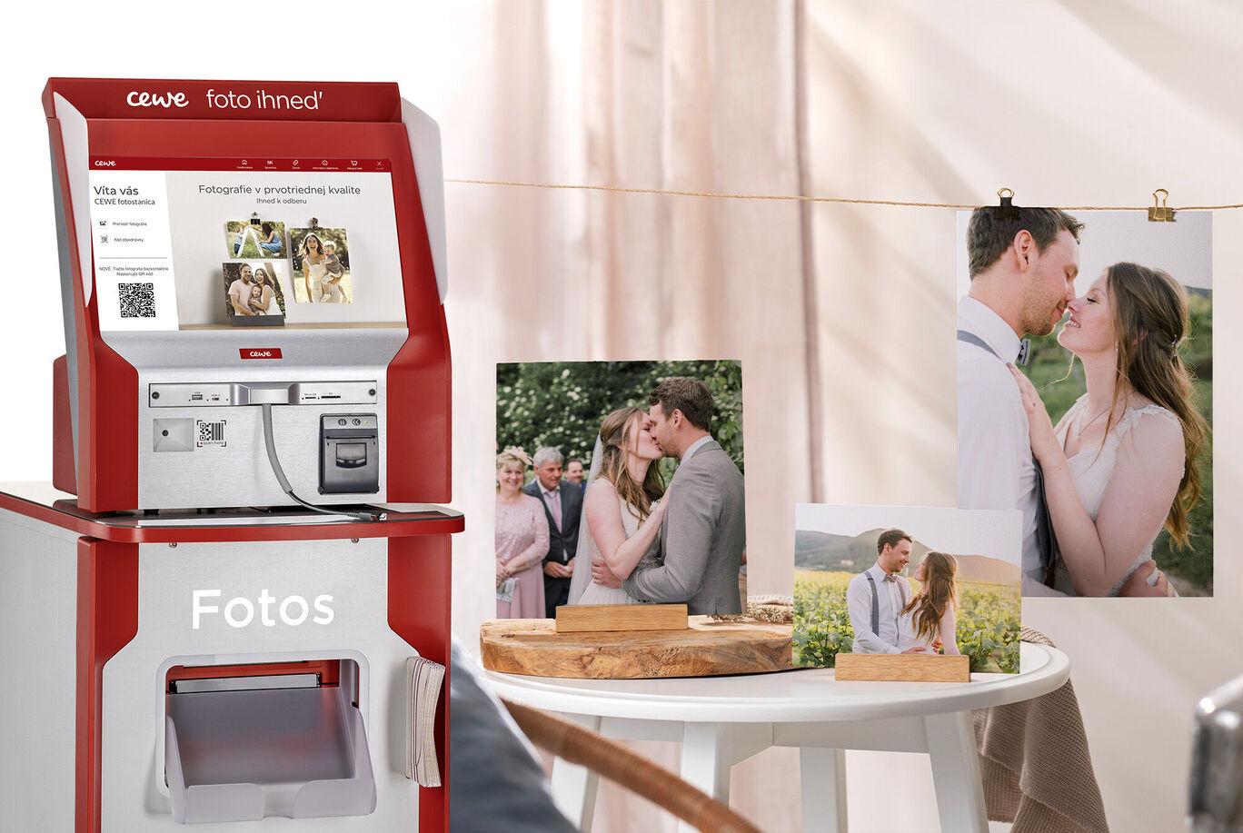 Samoobslužný fotokiosk CEWE s fotkami a QR kódom.