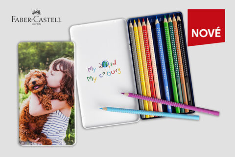 Dievča objíma malé šteniatko a šťastne sa usmieva. Vedľa sú pastelky Faber-Castell.
