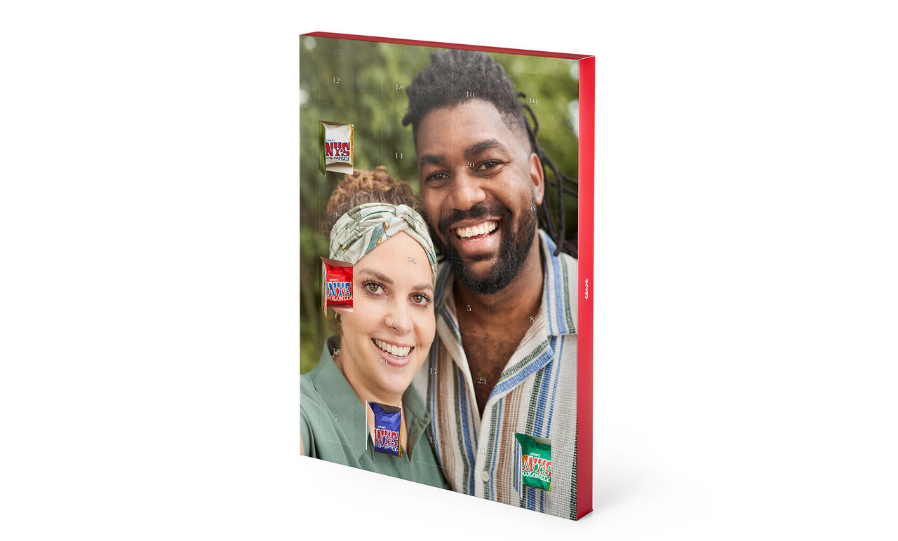 Adventný kalendár s čokoládou Tonys Chocolonely a fotkou zamilovaného páru.