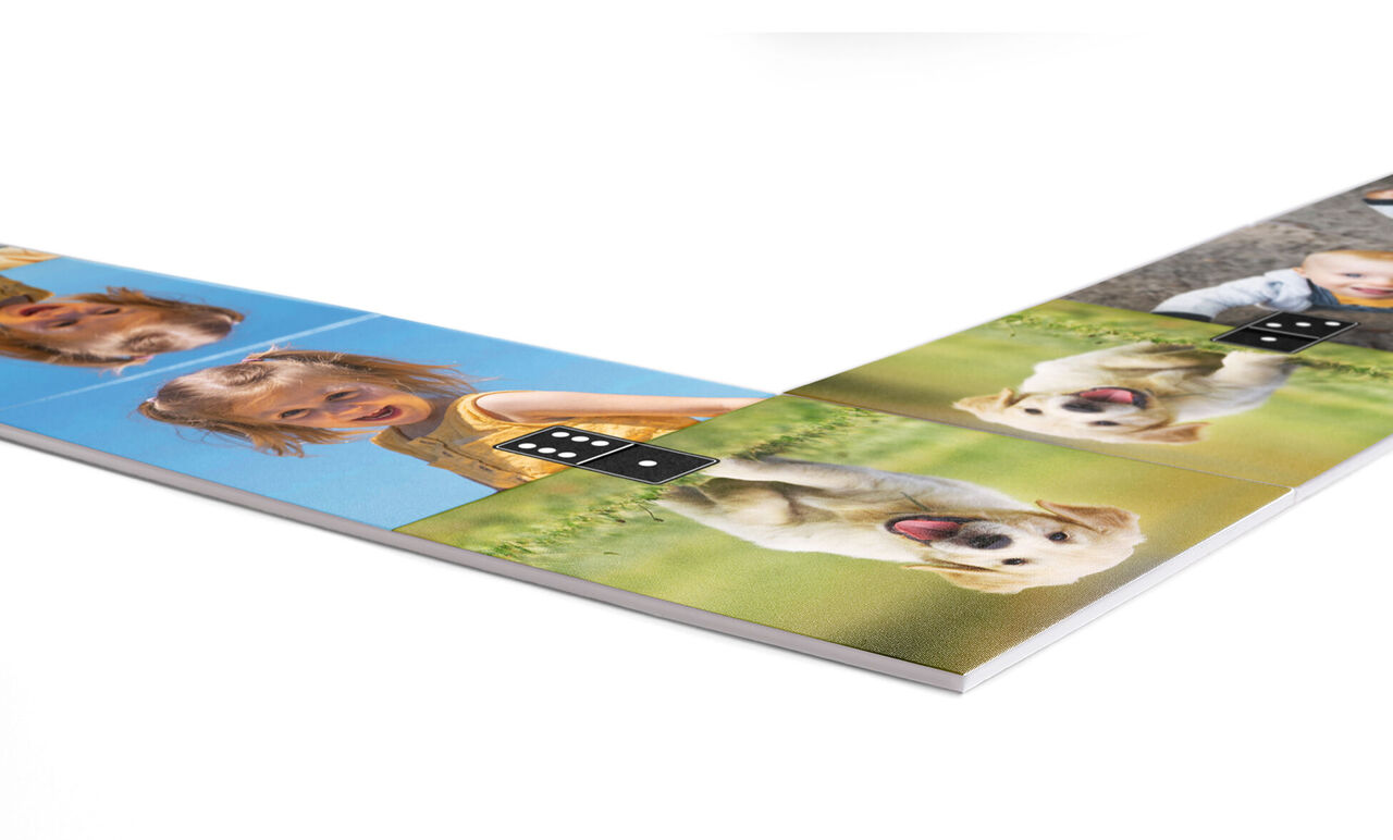 Fotokniha so zábermi šťastných detí a labradora. Fotky ukazujú veselé chvíle vonku.
