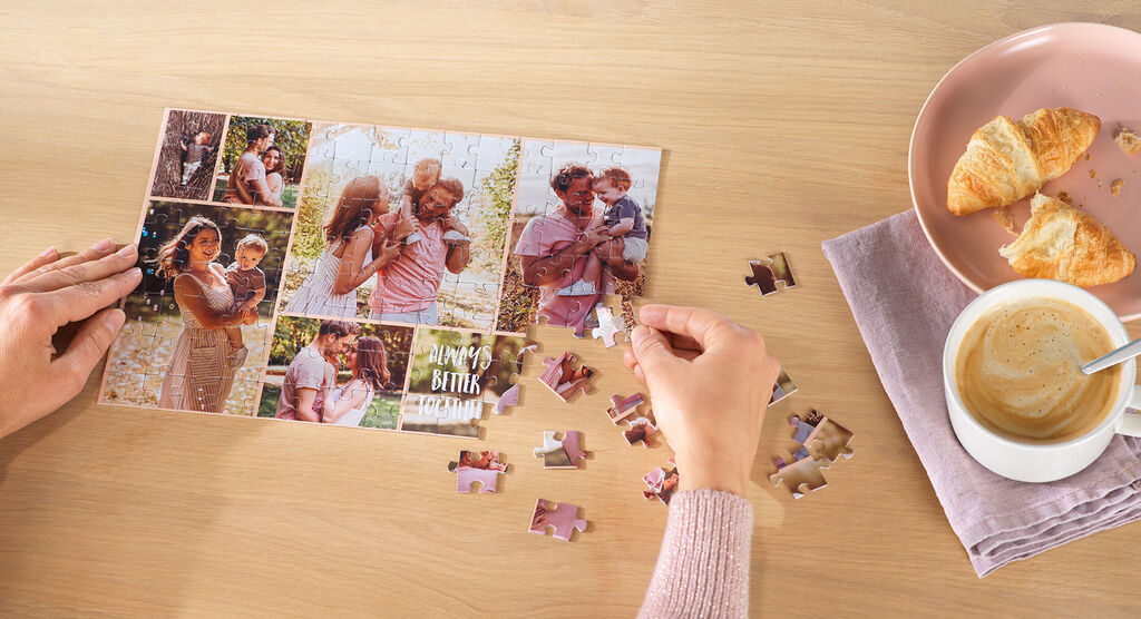 Dve osoby skladajú personalizované puzzle, aby oslávili svoje obľúbené chvíle