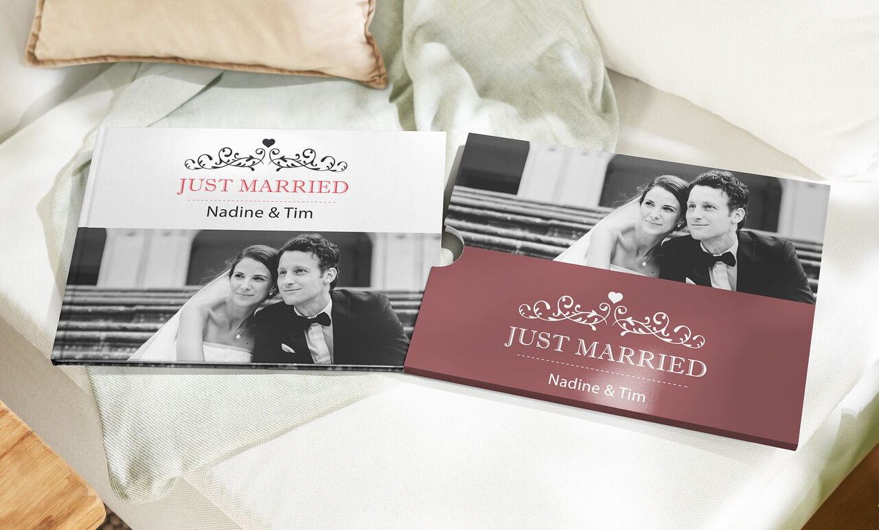 Fotokniha s obalom s názvom 'Just Married' na stole v útulnom prostredí.