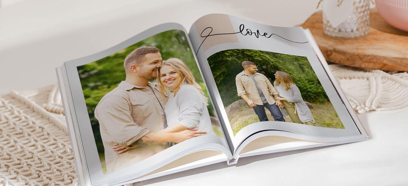 Otvorená fotokniha ukazuje šťastné momenty páru a dieťaťa v prírode. Zdieľané láskyplné spomienky.