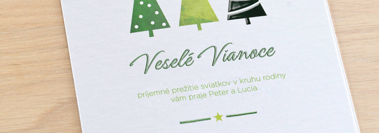 Vianočná karta so štylizovanými stromami v zelenej a bielej farbe