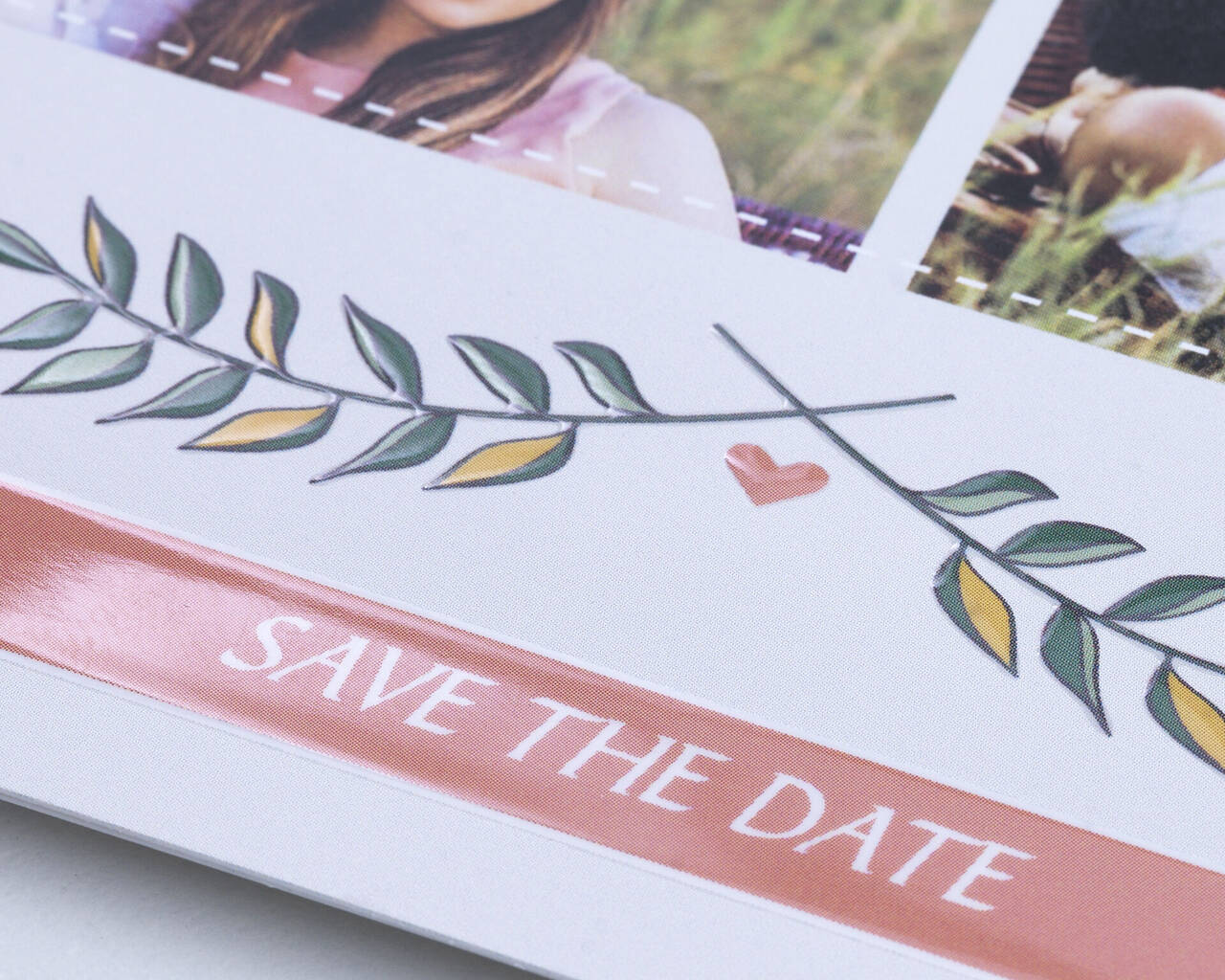 Veselé 'Save the Date' srdce a dekor s lístkami.