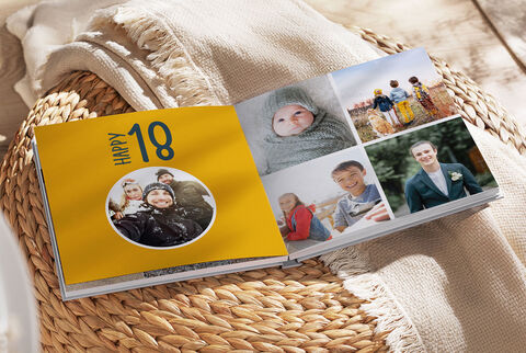 Otvorená fotokniha na rustikálnom koši so žltou stranou "HAPPY 18", obklopená štyrmi fotografiami veselých chvíľ.