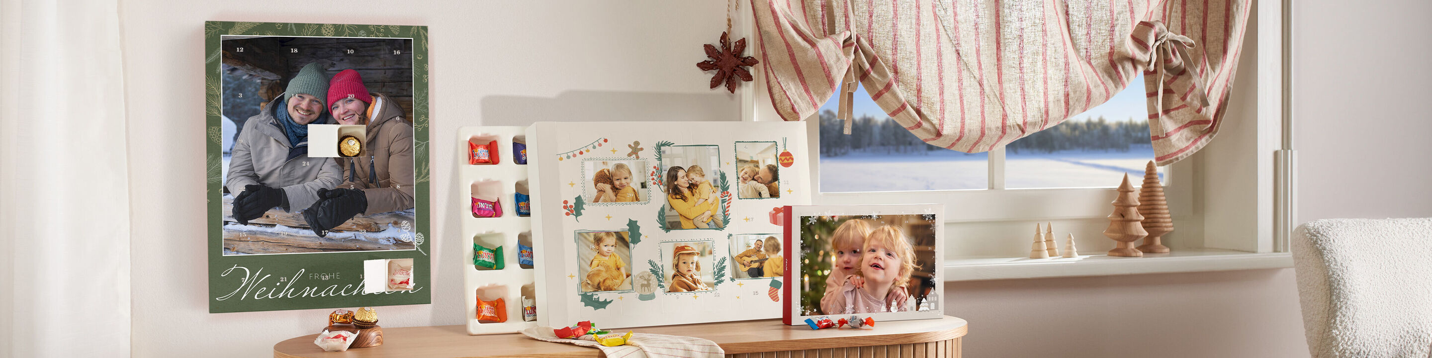 Adventné kalendáre naplnené čokoládou visia na komode a na stene.