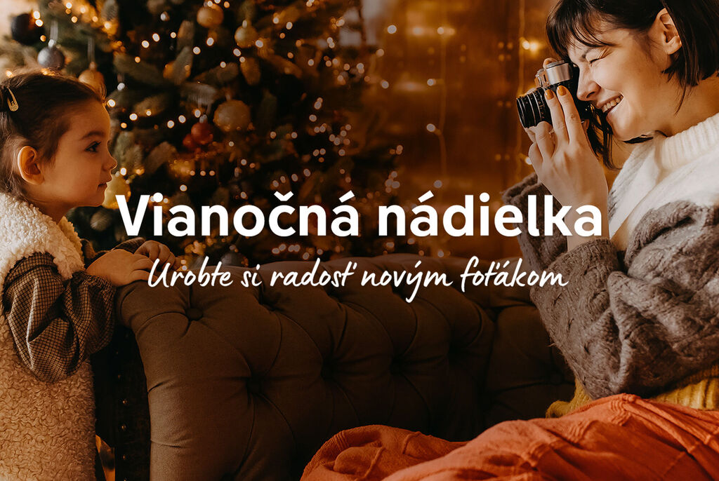 Dve osoby oddychujú na pohovke s vianočným stromčekom v pozadí