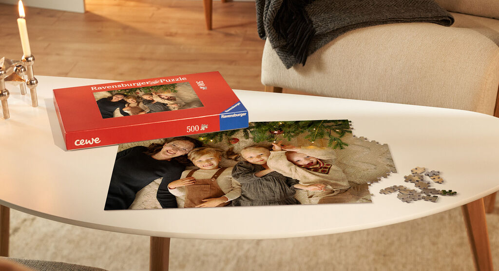 Rodina relaxuje pri skladaní CEWE puzzle na stole