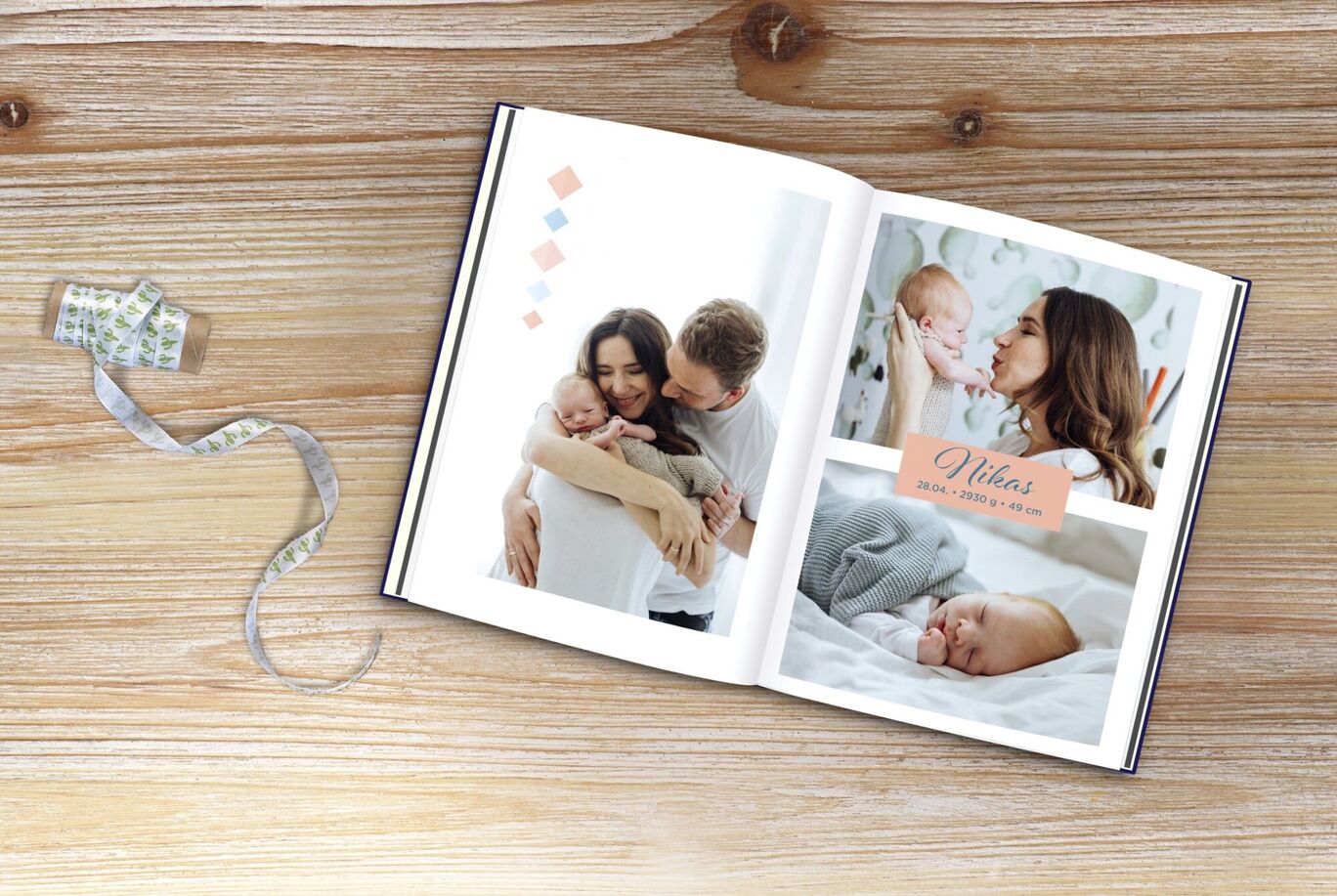 Otvorená fotokniha ukazuje nežné momenty rodiny s dieťaťom, prezentuje srdečné pohľady a radosť.