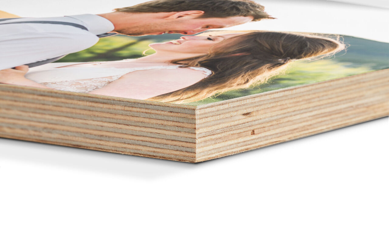 Detailný záber CEWE fotoknihy s romantickým párom na obálke.