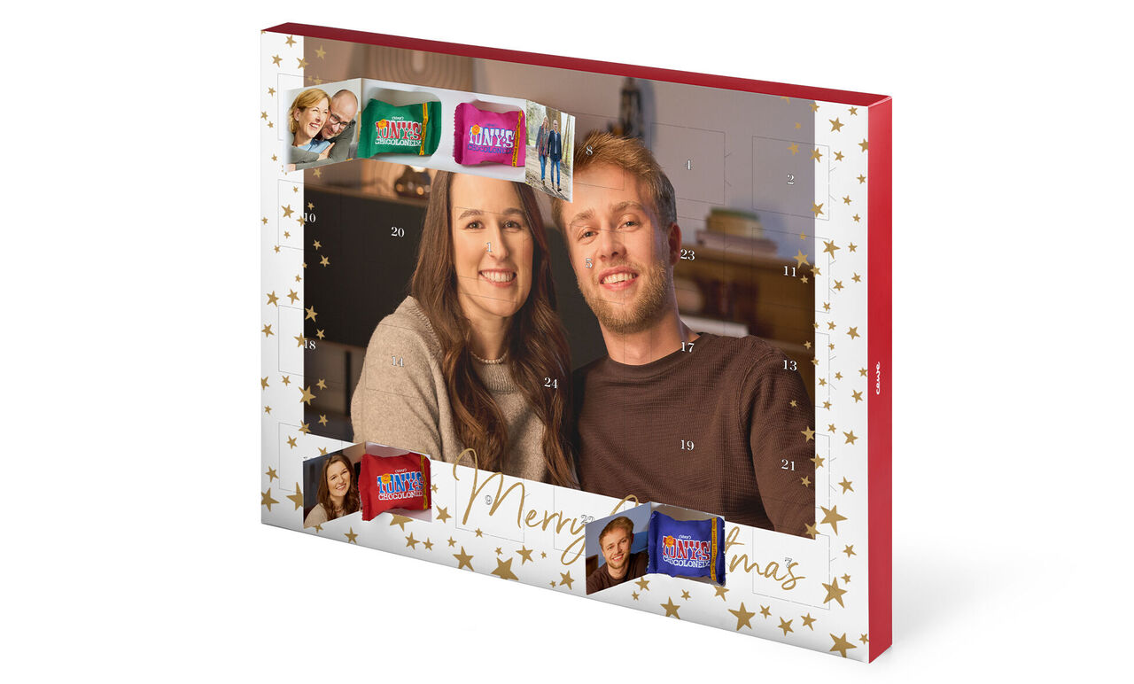 Adventný kalendár s farebnými čokoládovými náplňami na Vianoce.
