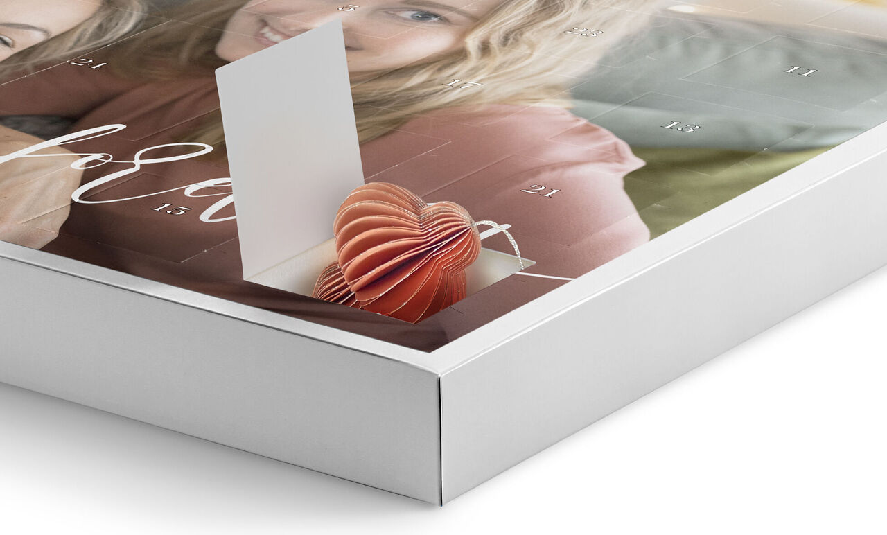 Detail CEWE fotokalendára ukazujúci srdcovú pop-up kartu, ktorá vyčnieva z kalendára.