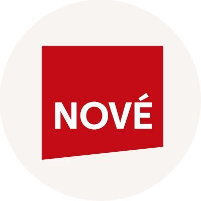 Logo NOVÉ v bielom písme na červenom pozadí.