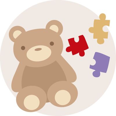 Roztomilý hnedý medvedík s farebnými puzzle kúskami vedľa seba