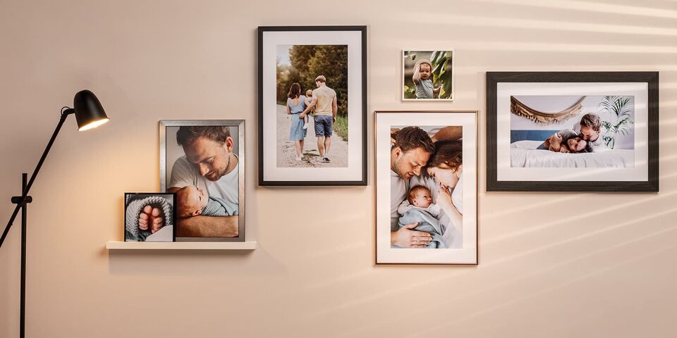 Nástenná dekorácia s rodinnými fotografiami v rôznych rámoch
