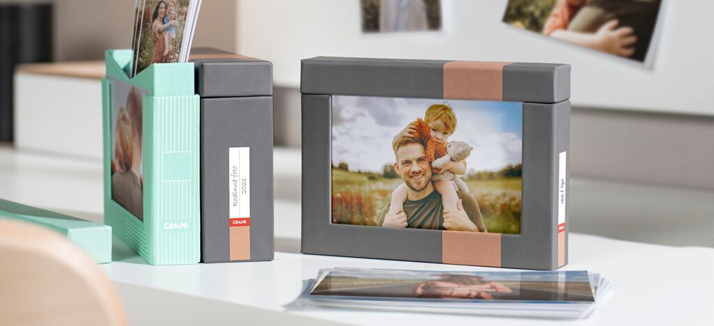 Dva krásne fotoalbumy na stole, jeden v jemných farbách a druhý v ležérnom dizajne