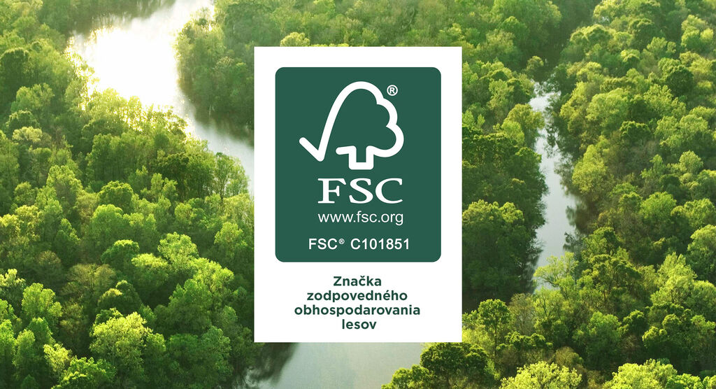 Obrázok zobrazuje logo FSC nad zelenou lesnou krajinou, symbol pre zodpovedné lesníctvo.