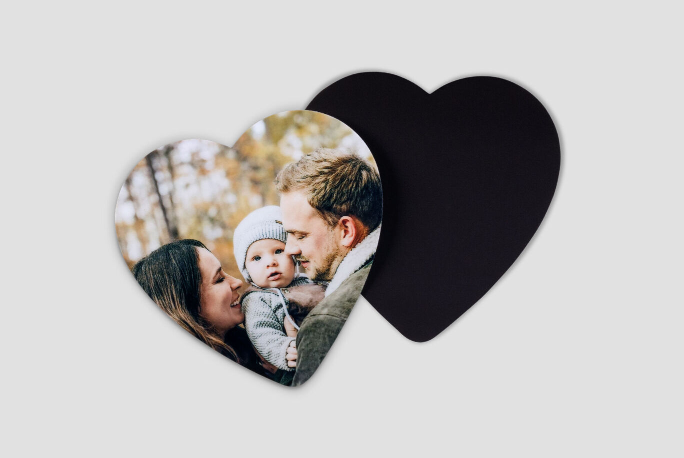 Srdcová fotografia ukazuje šťastnú rodinu v prírode