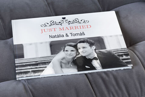 Krásna svadobná fotokniha s elegantným obalom, na ktorom je nápis "Just Married".