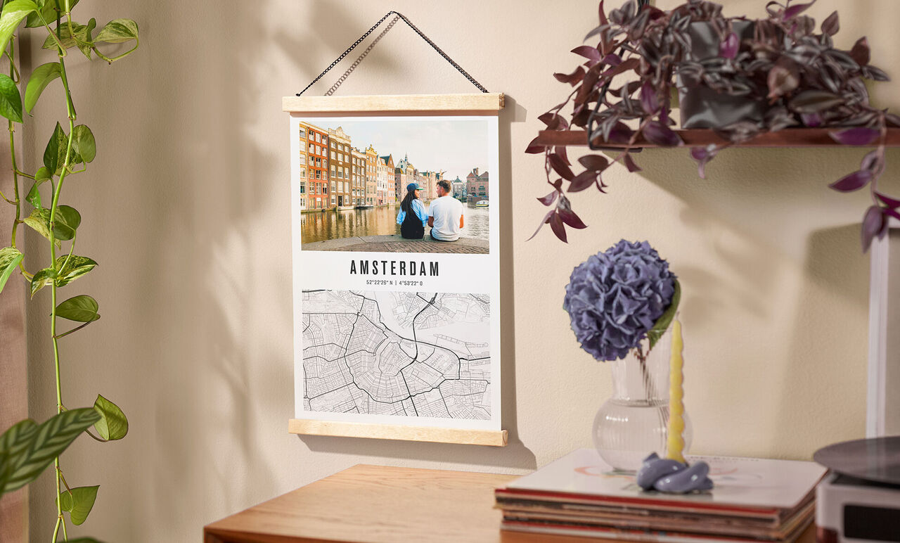 Nádherný nástenný obraz s fotkou páru pred krásnymi amsterdamskými kanálmi a mapou.