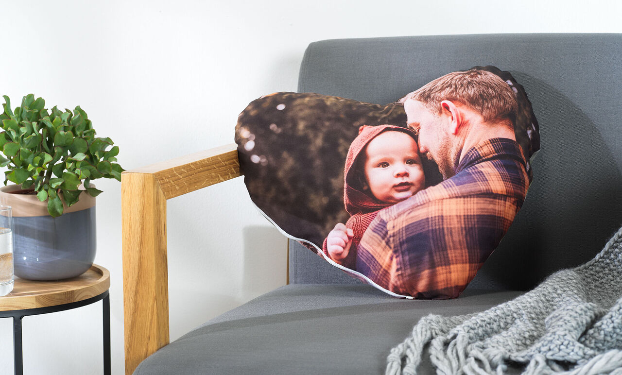 Srdcový vankúš s láskyplnou fotografiou muža s dieťaťom v prírode.