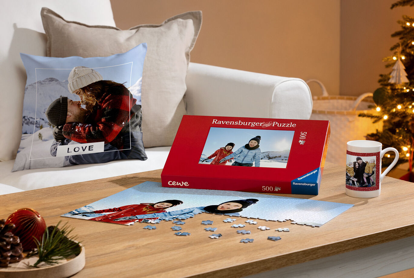 Kreatívne CEWE puzzle s fotkou šťastných ľudí v zimnej krajine, obklopené ďalšími dielikmi.