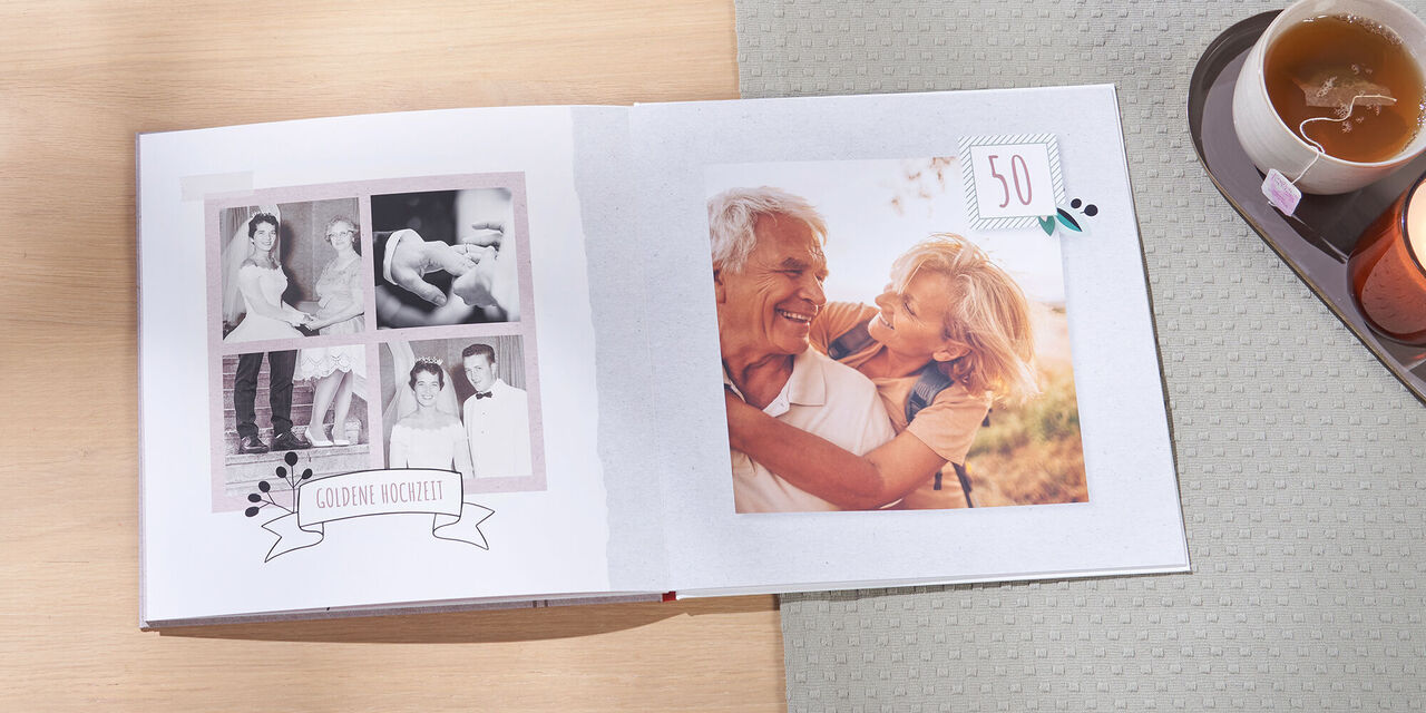 Otvorená fotokniha plná spomienok a lásky na 50. narodeniny.