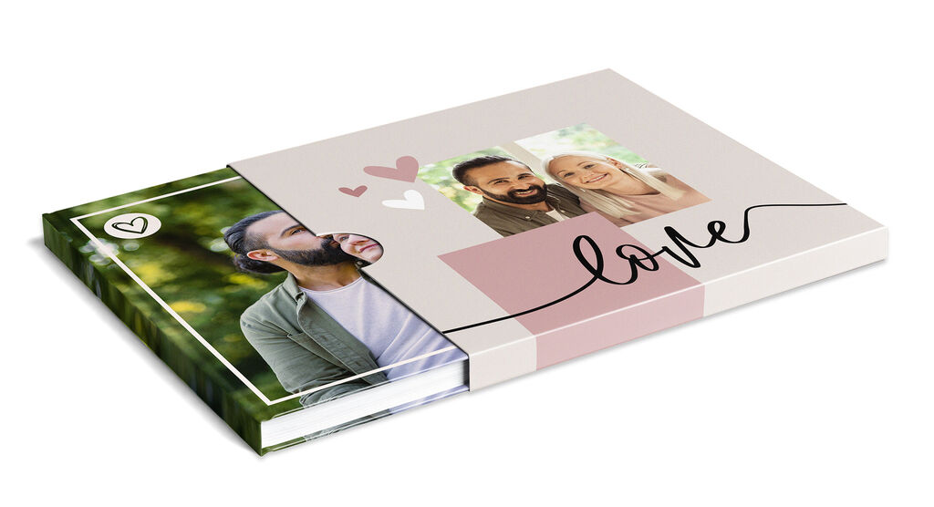Starostlivo navrhnutá fotokniha s dvoma fotkami a nápisom "love" na obale