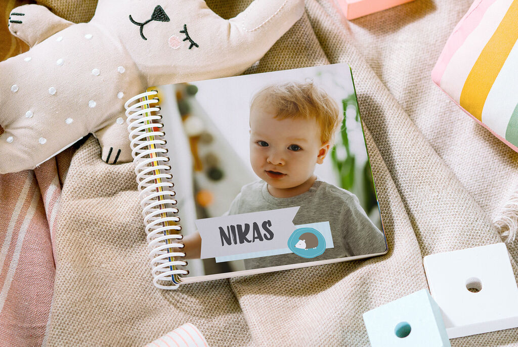 Osobne fotokniha leží na mäkkom povrchu, ukazujúc uchované spomienky.