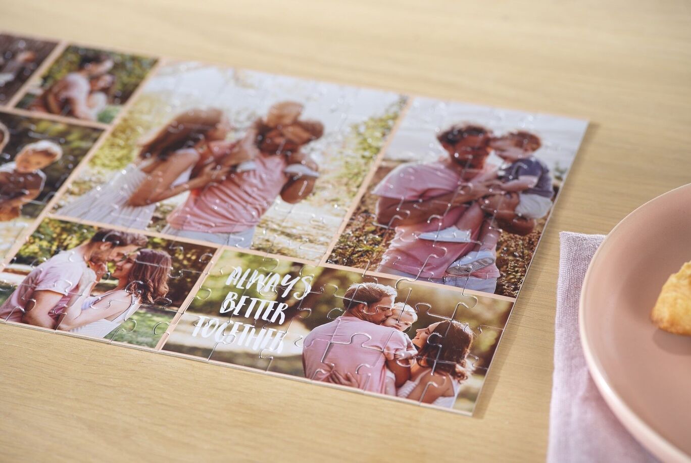 Láskyplné puzzle s rodinnými fotkami a nápisom „Always Better Together“ na stole.