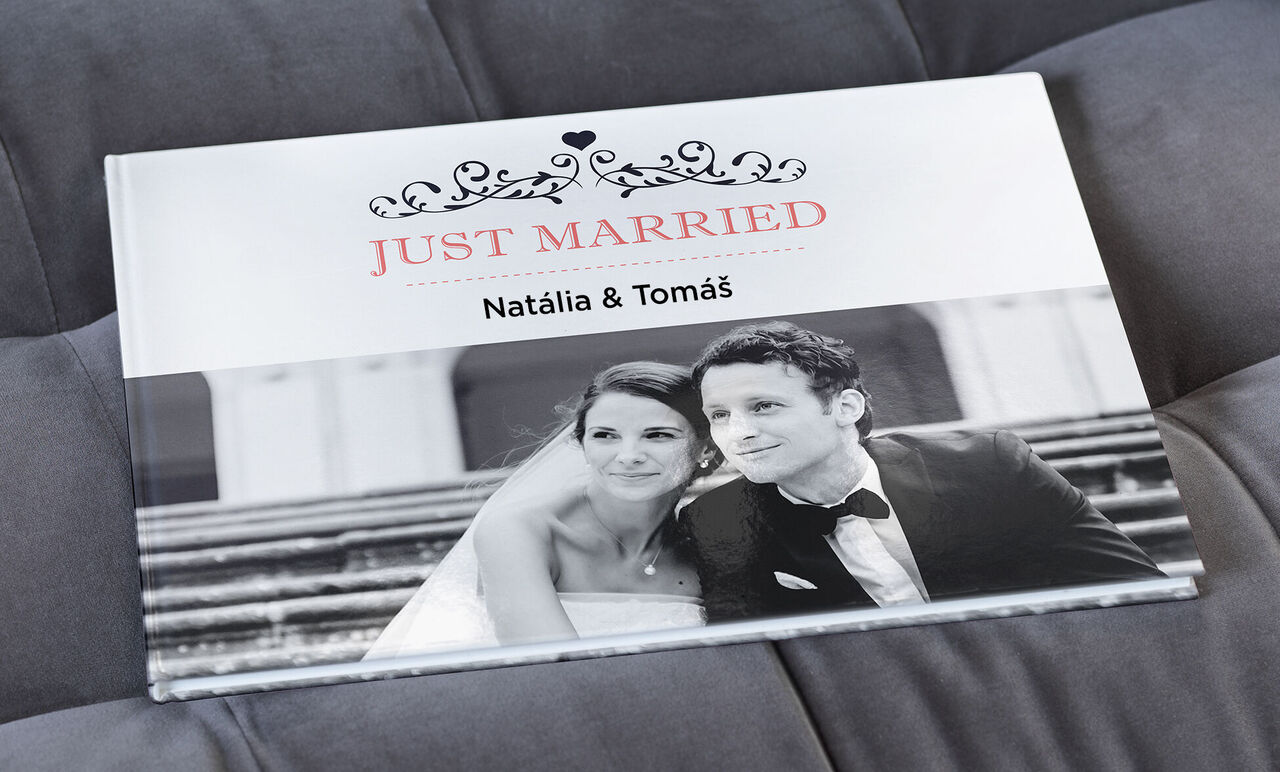 Krásna fotokniha s názvom 'Just Married', prezentujúca mená Natália a Tomáš.