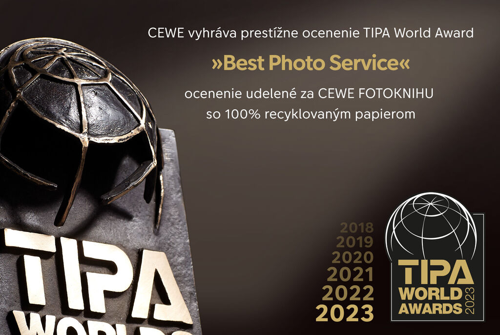 Trofej TIPA World Award 2023 s textom "Best Photo Service". Čierna a okrúhla trofej s rokmi 2018 až 2023.