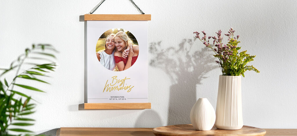 Krásny nástenný obraz ukazuje šťastnú rodinu vonku. Vyžaruje lásku a radosť počas nezabudnuteľného momentu.