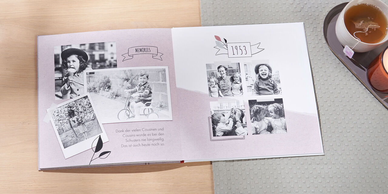 Otvorená fotokniha s nostalgickými čiernobielymi fotkami detí na bicykli a v prírode