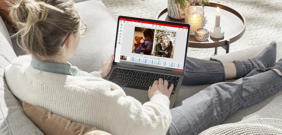 Osoba upravuje fotografie na laptopu v pohodlí domova.