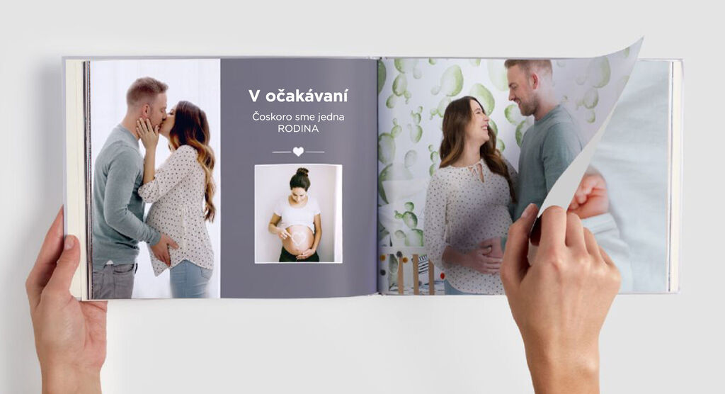 Otvorená fotokniha s usmievajúcim sa párom a tehotenským bruškom na ľavej strane, doplnená láskyplným popisom.