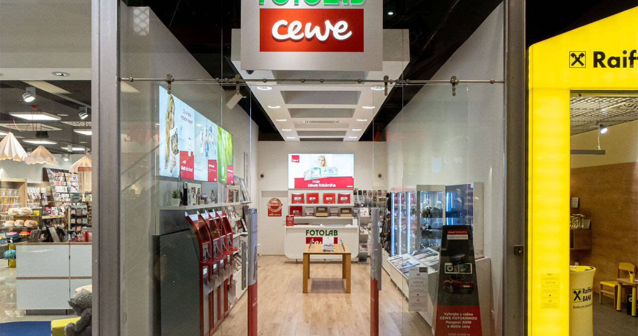 Vchod do fotocentra CEWE s poradenstvom a fotoproduktmi.