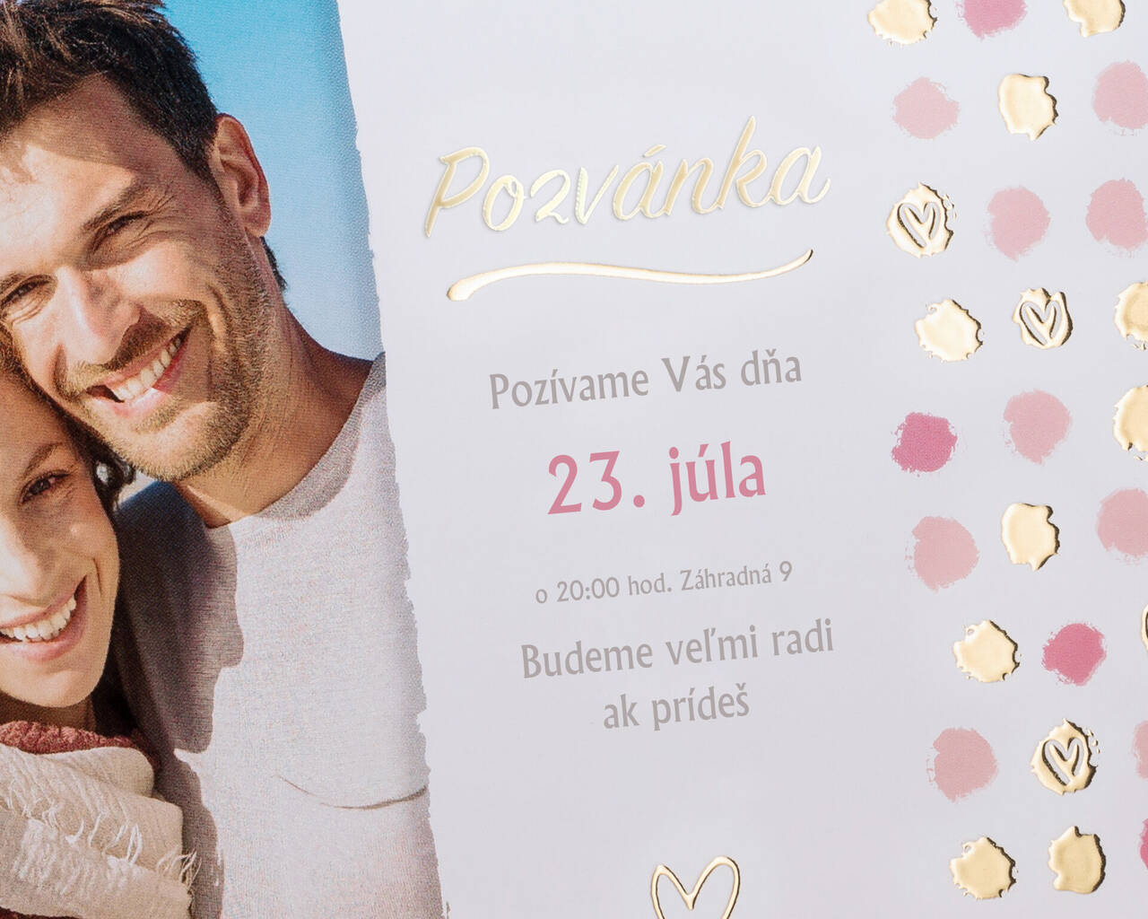 Pozvánka so zlatými a ružovými ozdobami.
