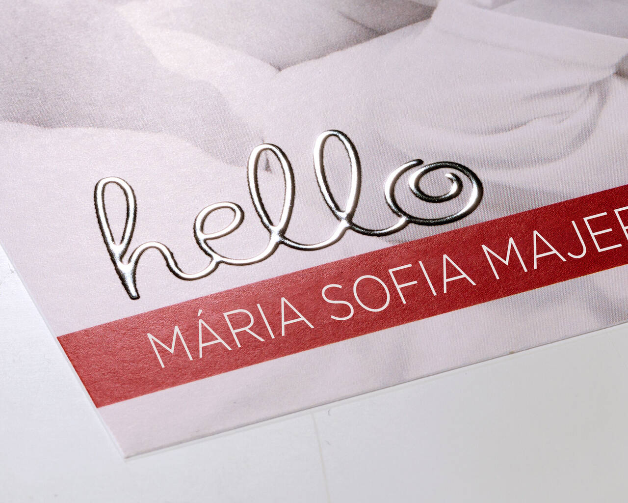 Elegantná pohľadnica so slovom 'hello' a menom 'MÁRIA SOFIA MAJER'