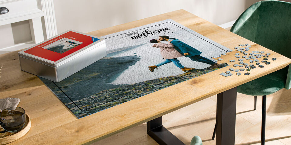 Pár sa bozkáva na personalizovanom puzzle na stole.