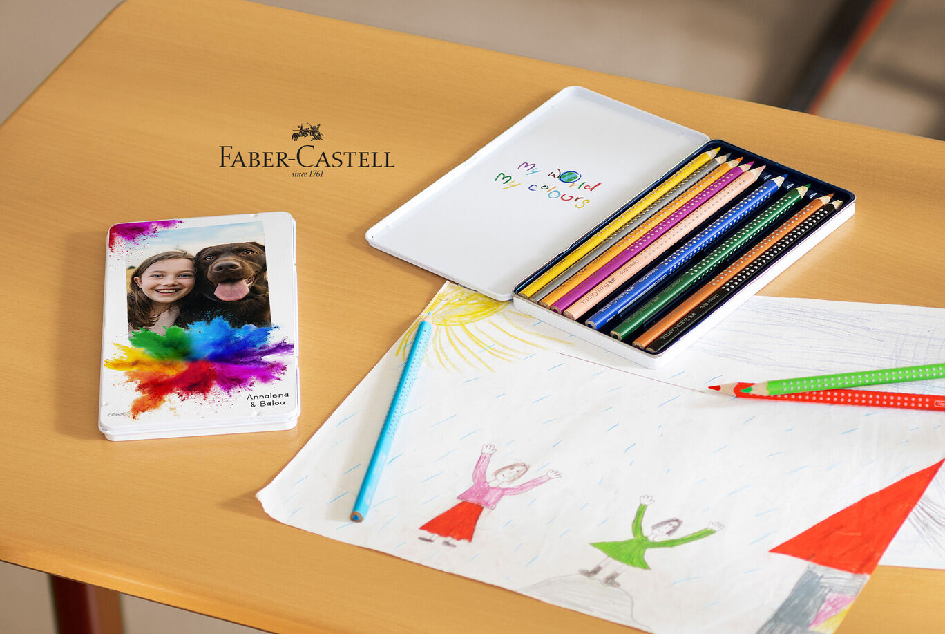 Farebné kresby a Faber Castell ceruzky na stole.