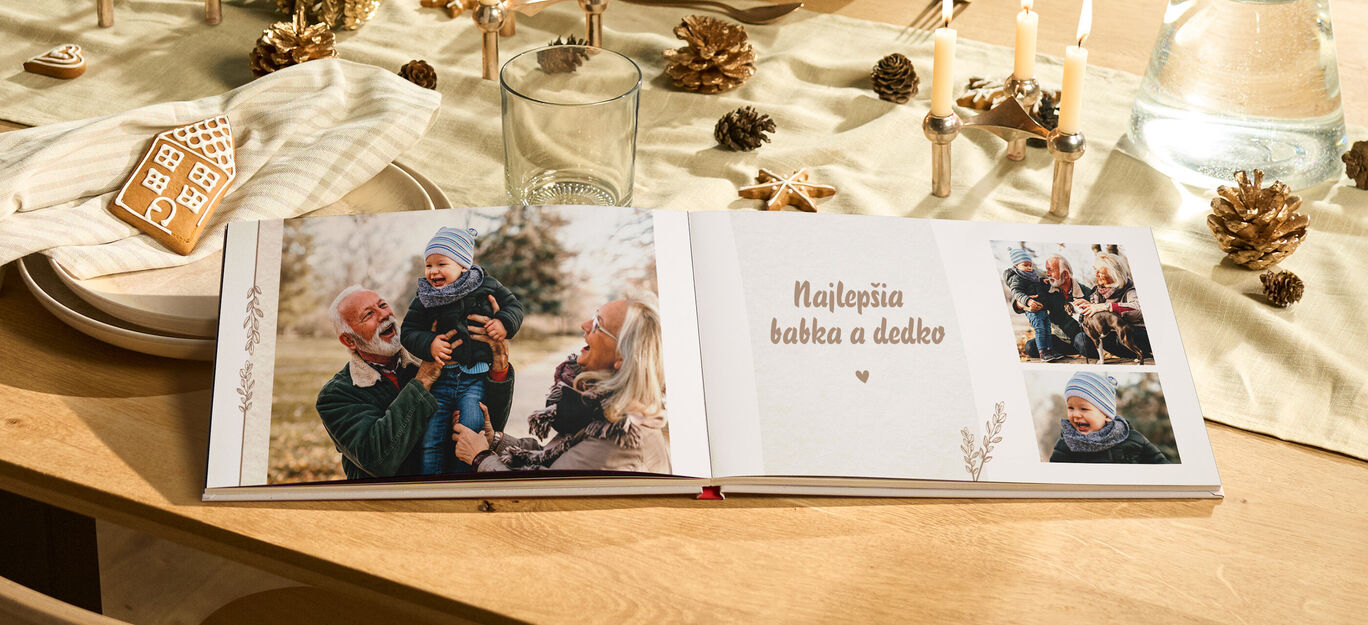 Rodina oslavuje spolu s fotoknihou a vianočnou dekoráciou. Zachytávajú šťastné momenty a spomienky.