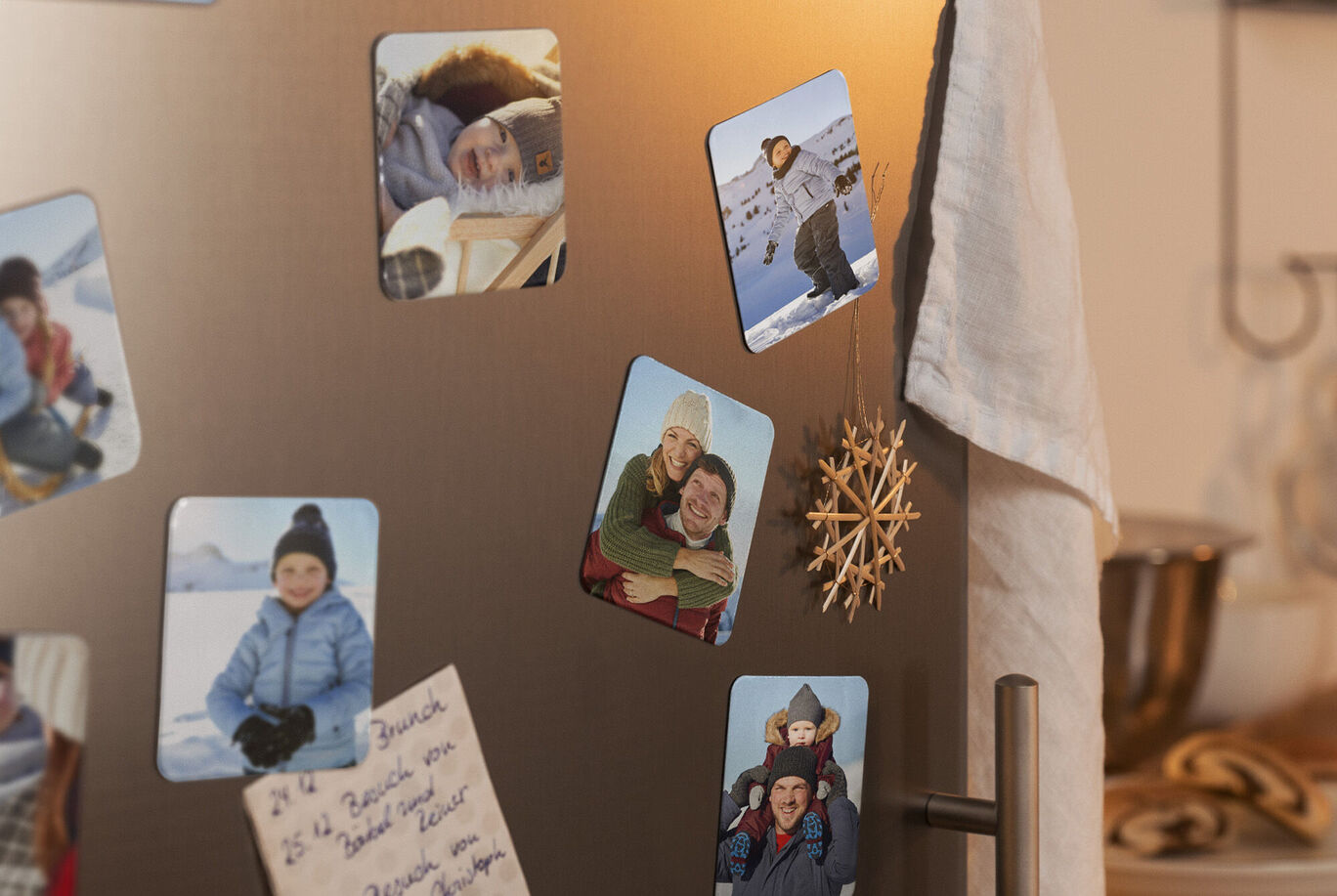 Farebné fotografie z zimných výletov na chladničke.